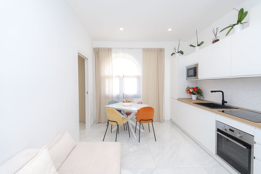 Appartamento con angolo cottura e tavolo da pranzo