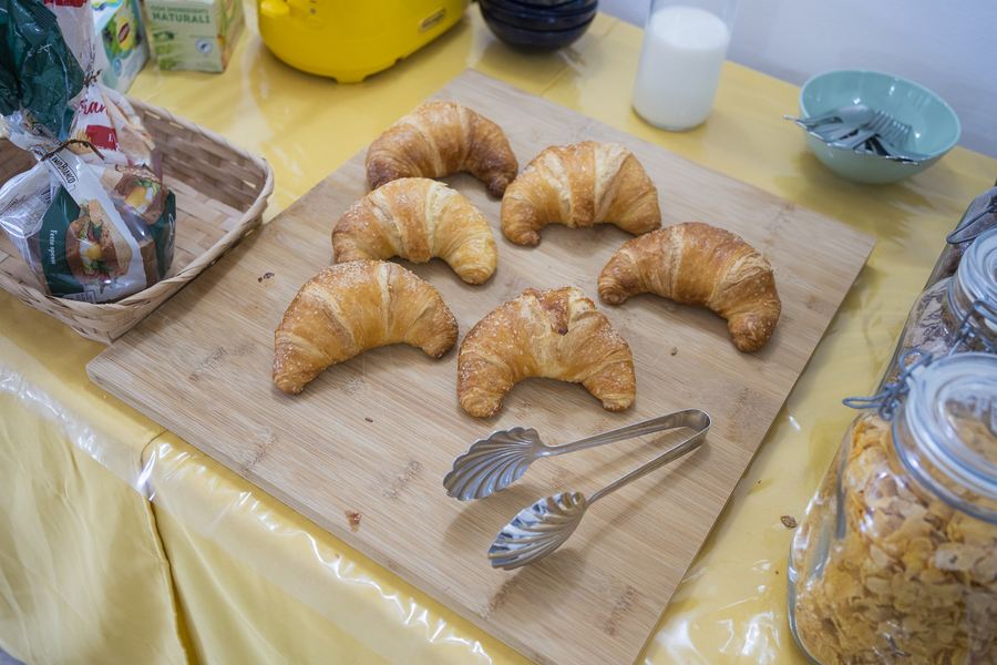 Cornetti, cereali e marmellate sul buffet della colazione