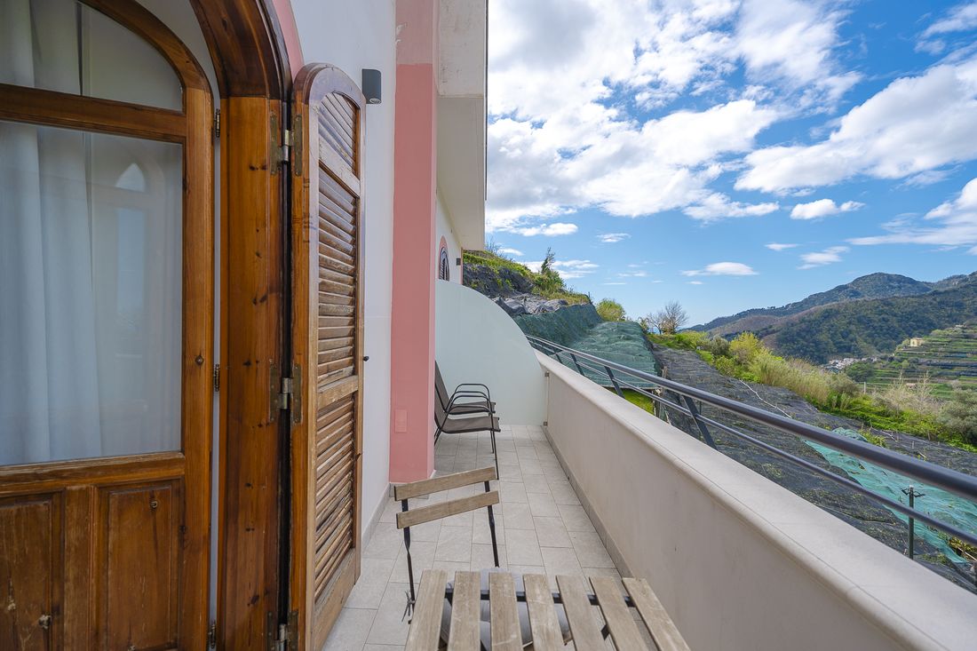 Terrazza della struttura affacciata sulla valle di Tramonti